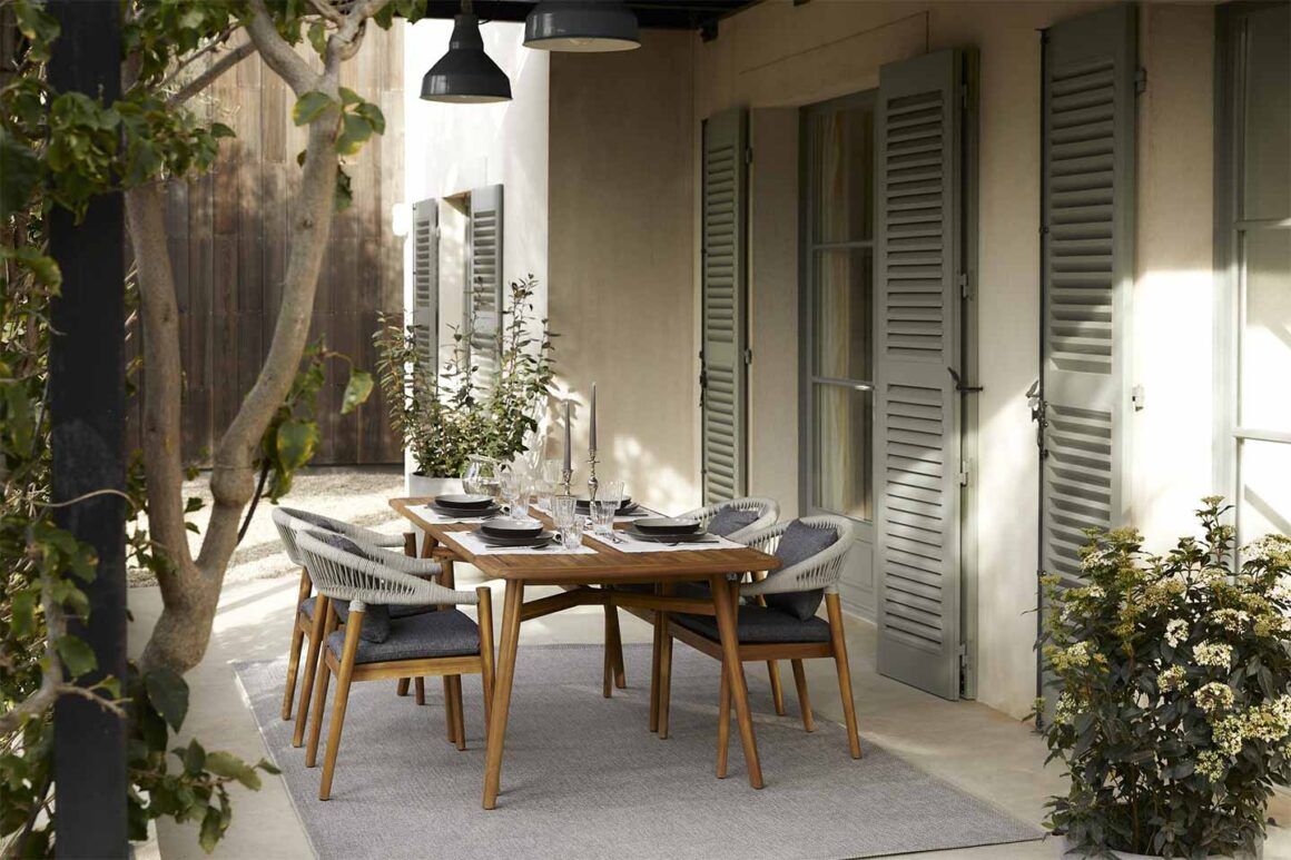 salle à manger dans le jardin près de l'entrée de la cuisine