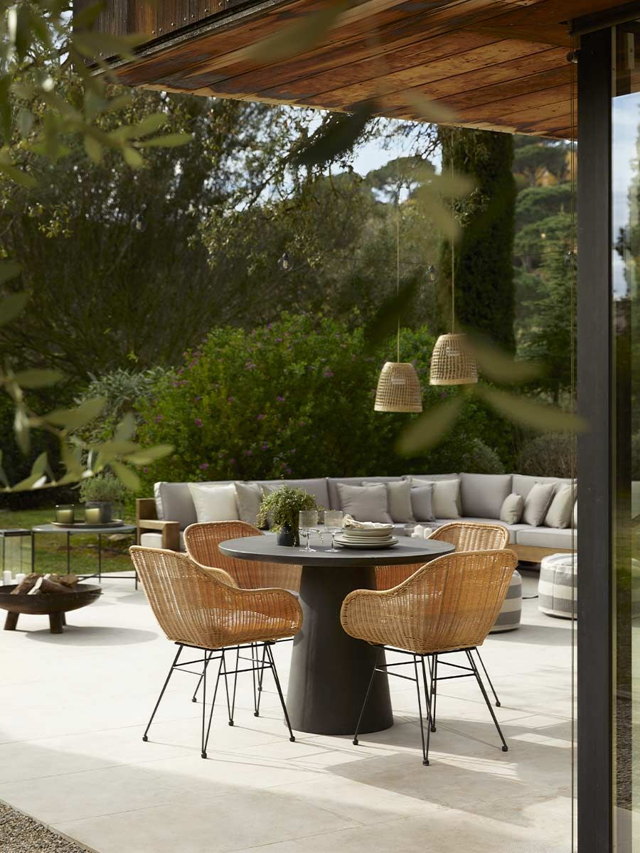 table à manger ronde moderne dans le jardin