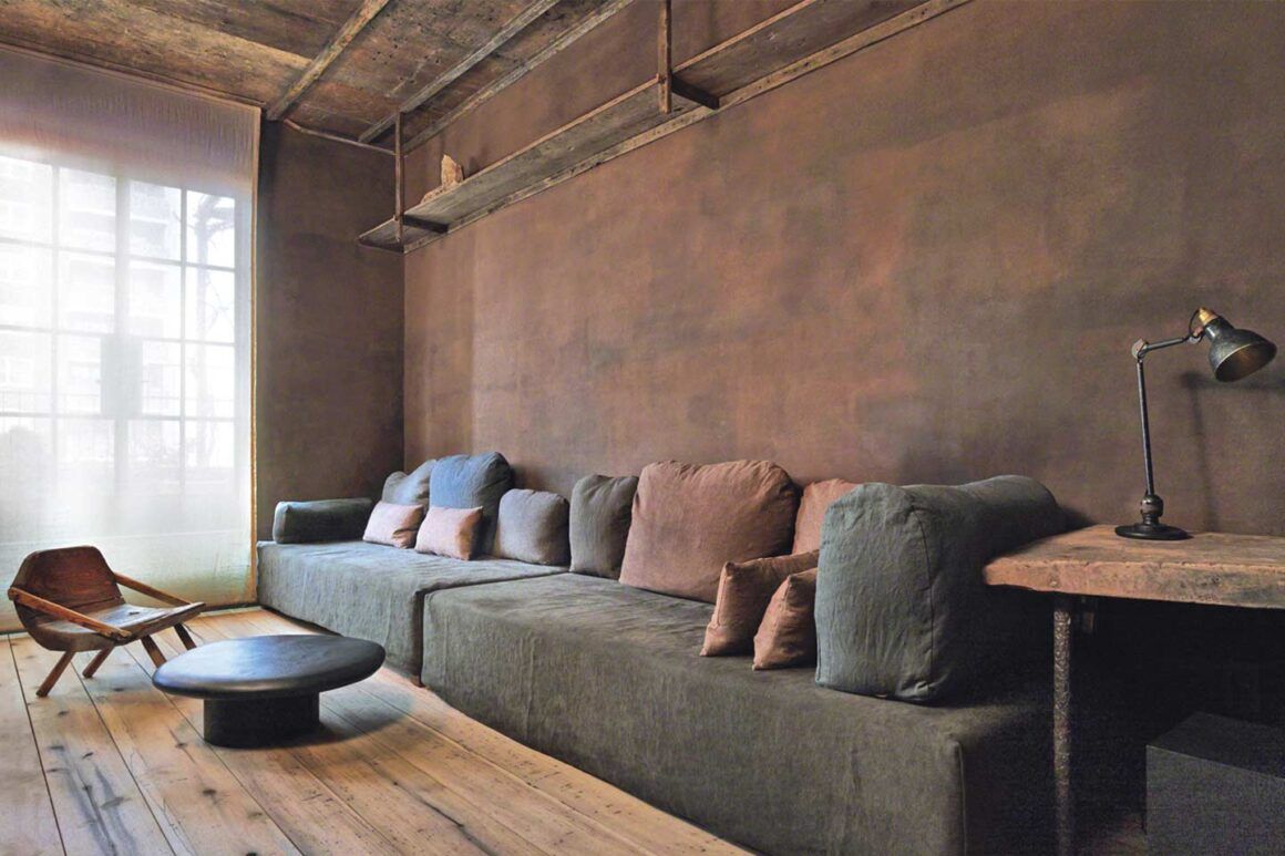 salon avec éléments wabi sabi tons terracotta