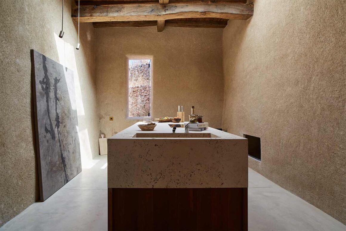 cuisine de style wabi sabi avec îlot en pierre