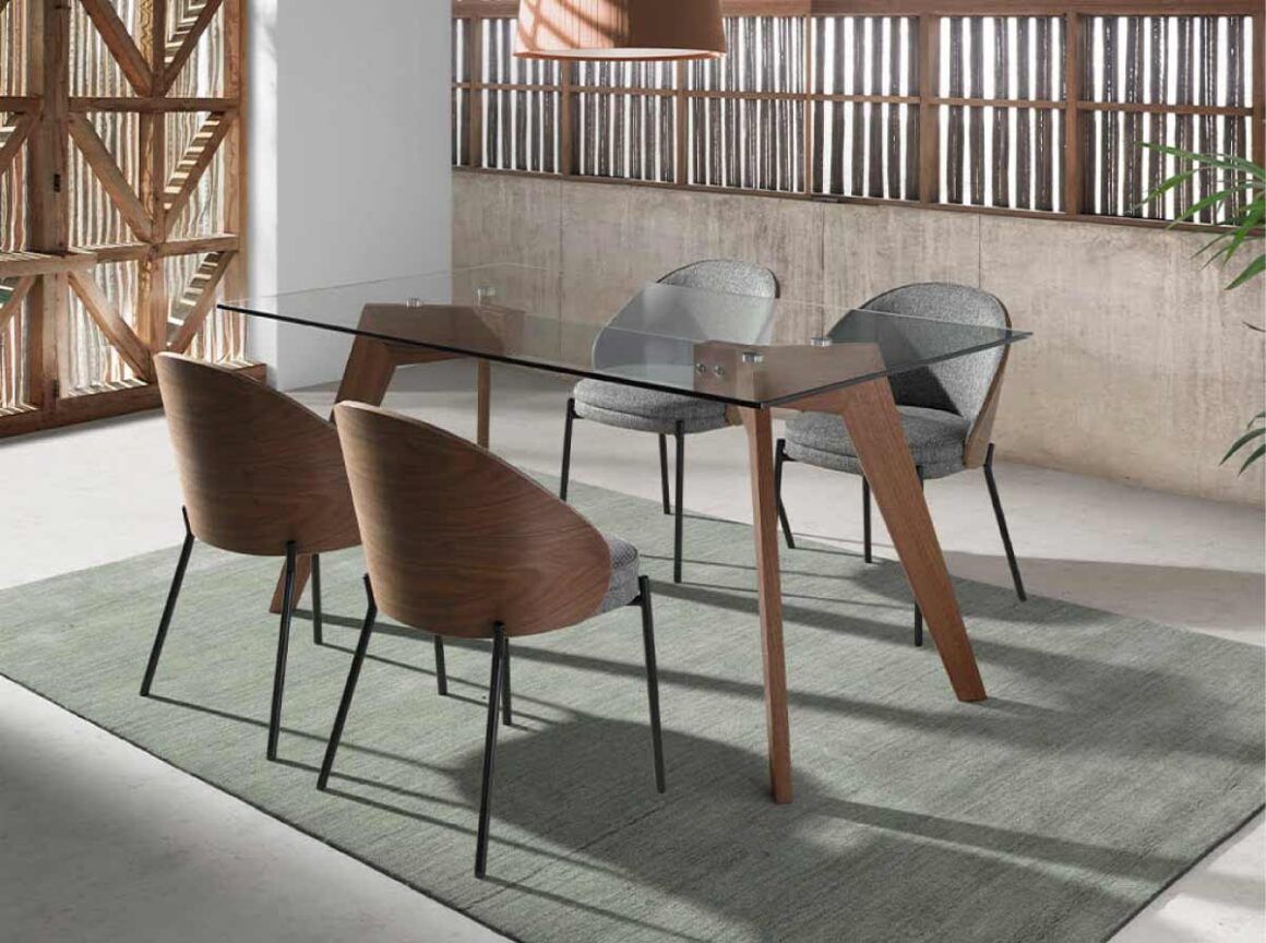 Quelles chaises assortir aux tables à plateau de verre ?