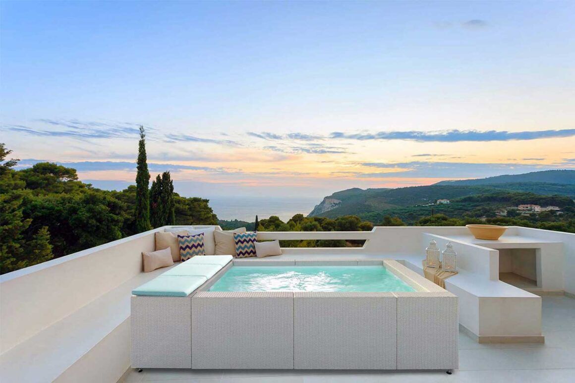 petite piscine hors sol sur terrasse