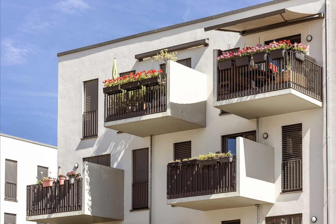 copropriété avec balcons fleuris et auvents