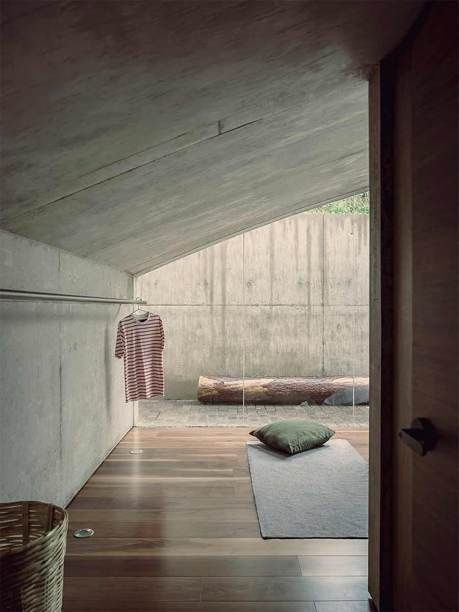 pièce en béton avec plancher en bois