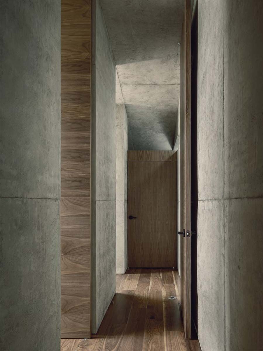 couloir en béton et bois