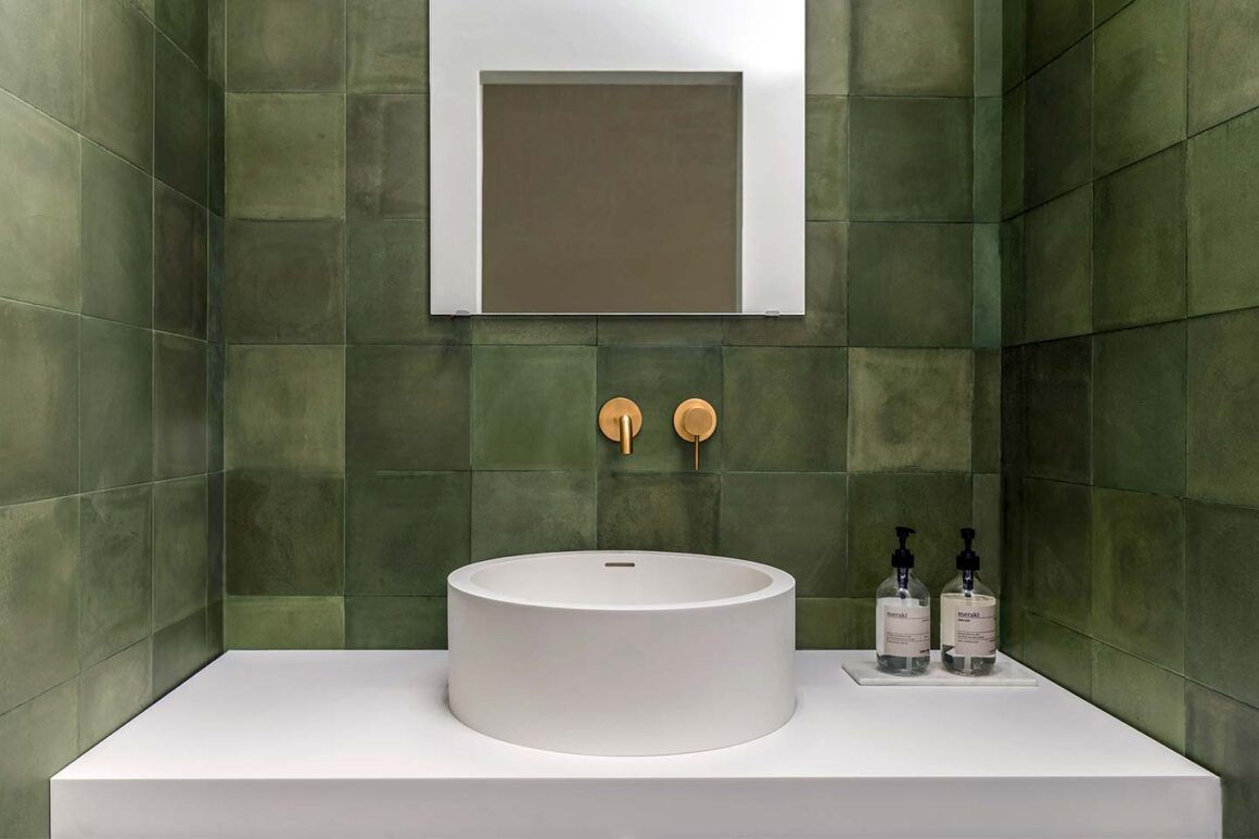 Salle de bain Villa Ostuni avec robinets FIMA Carlo Frattini en finition or