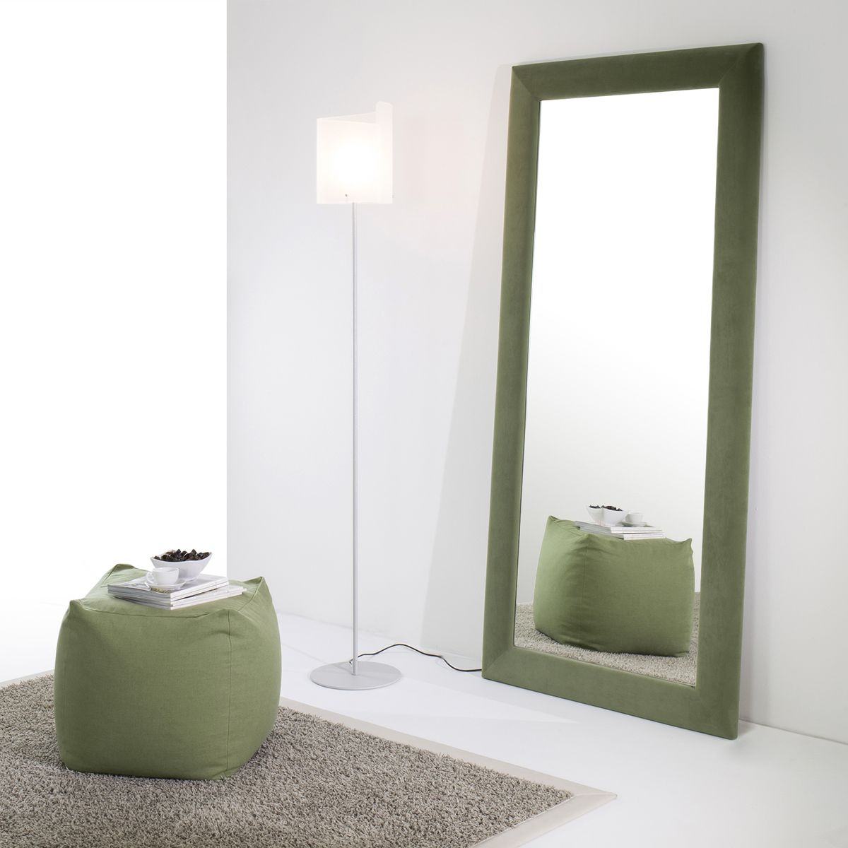 Miroir en pied et pouf assorti vert olive