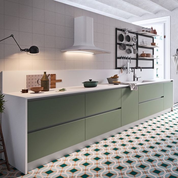Cuisine moderne décorée dans des tons de vert et de blanc et sol à motifs géométriques
