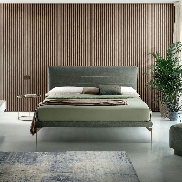 Chambre à coucher élégante avec lambris en bois et lit avec tête de lit tapissée vert olive