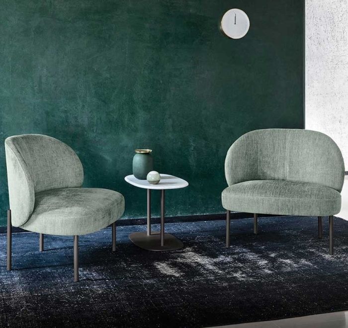 Deux fauteuils sans accoudoirs avec pieds en métal, rembourrés en tissu vert olive