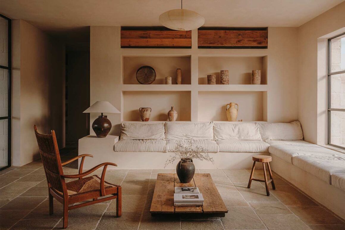 salon avec canapé en maçonnerie recouvert de coussins 