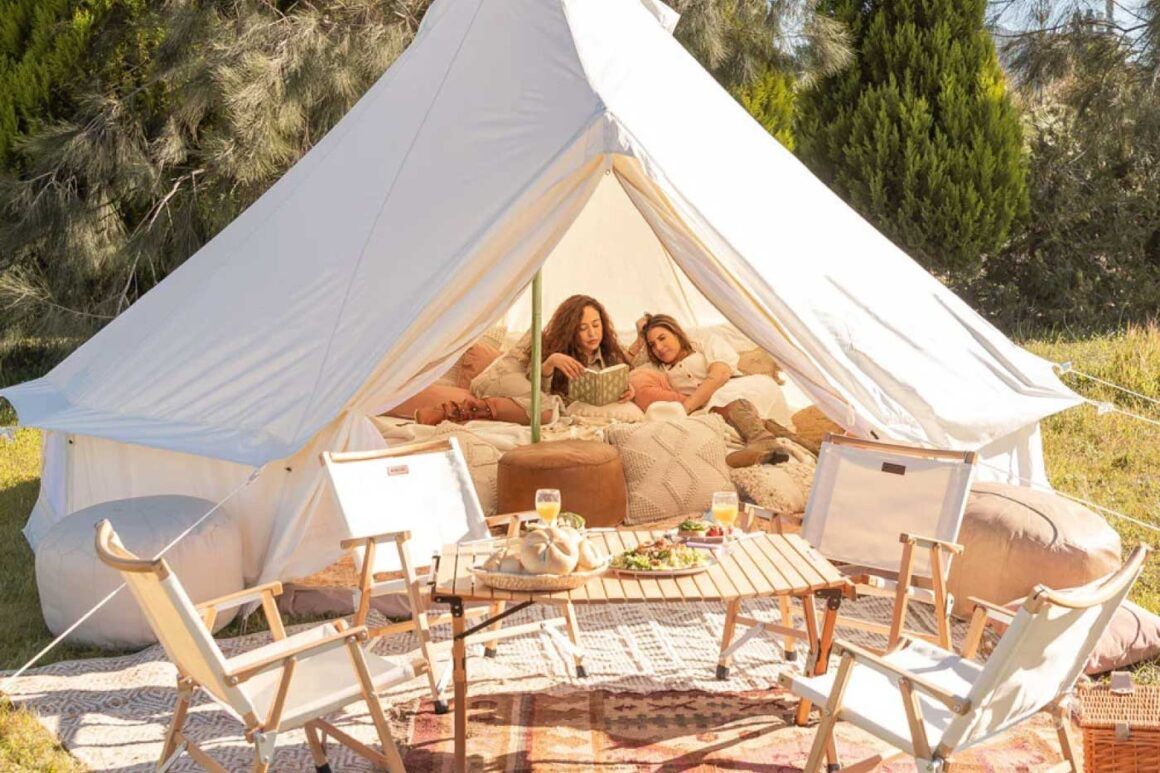 tente de camping avec mobilier de camping design