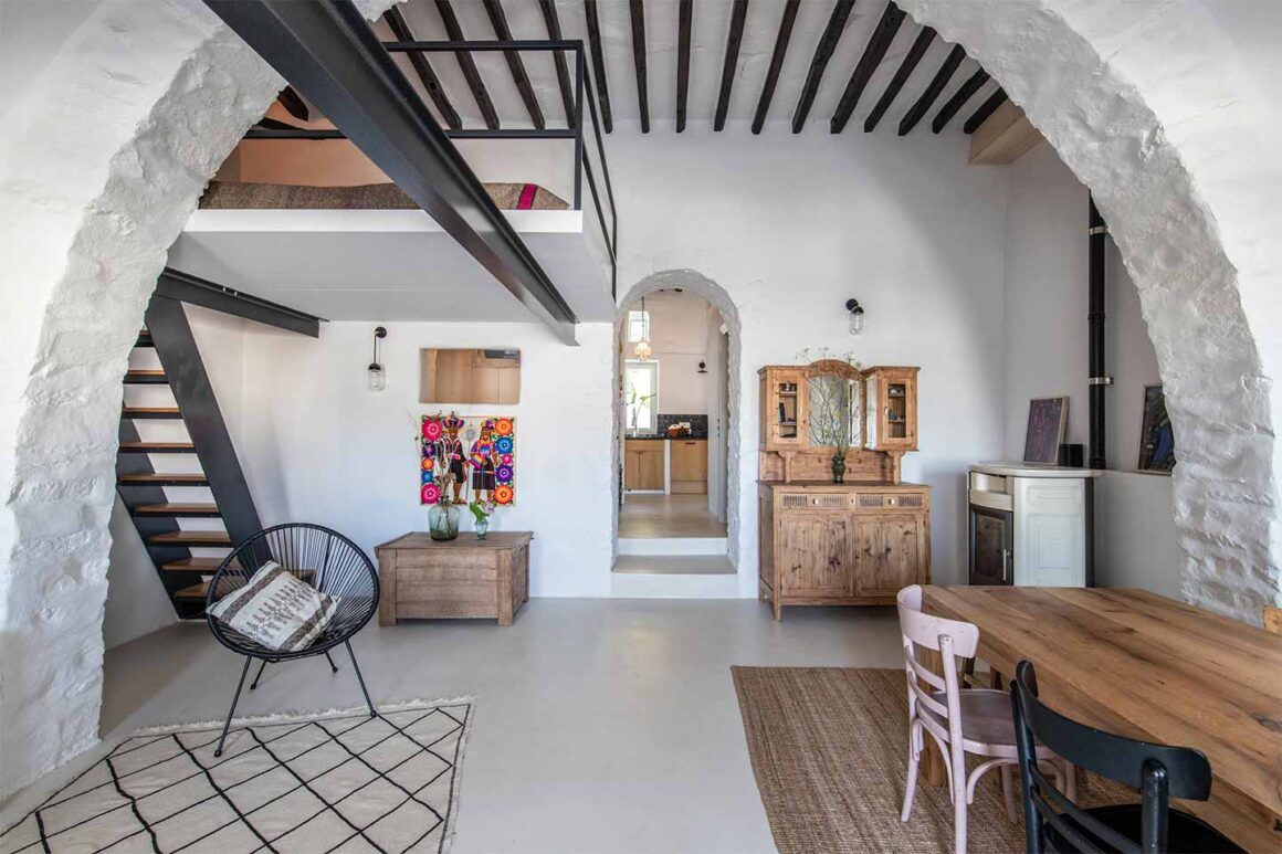 espace de vie avec mezzanine et poutres apparentes