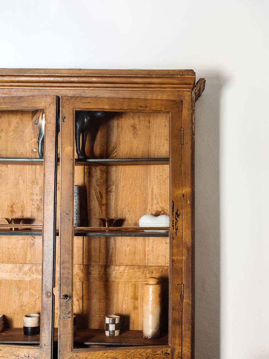 ancien buffet en bois avec portes en verre