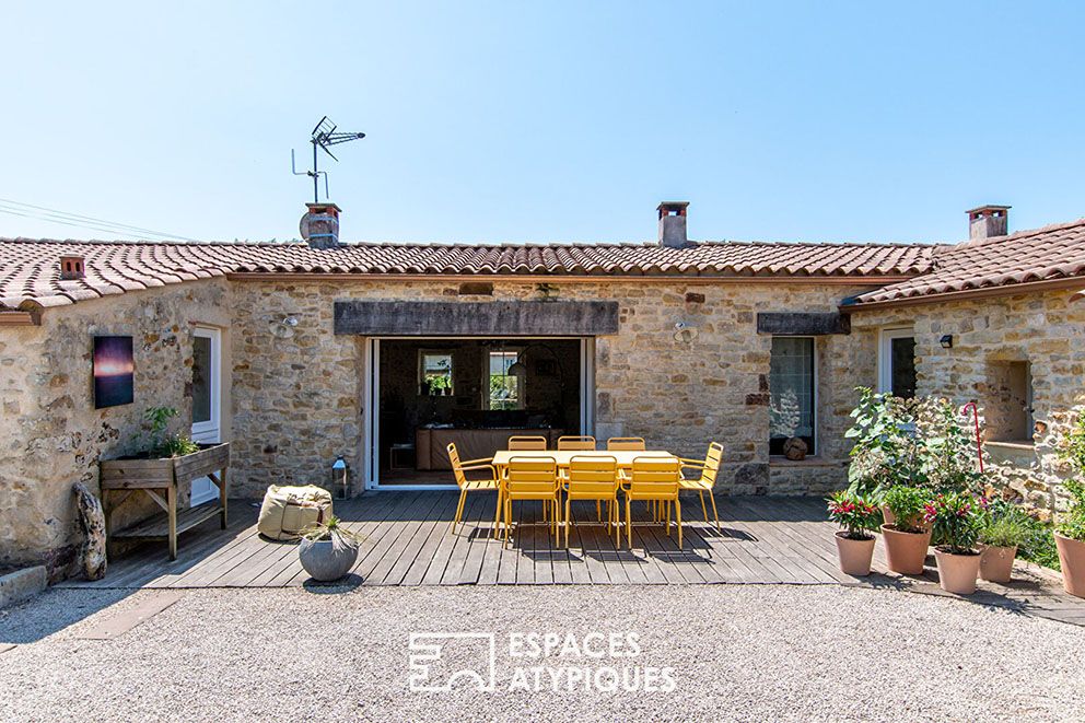 Maison de campagne meublée dans un style éclectique français et pop art