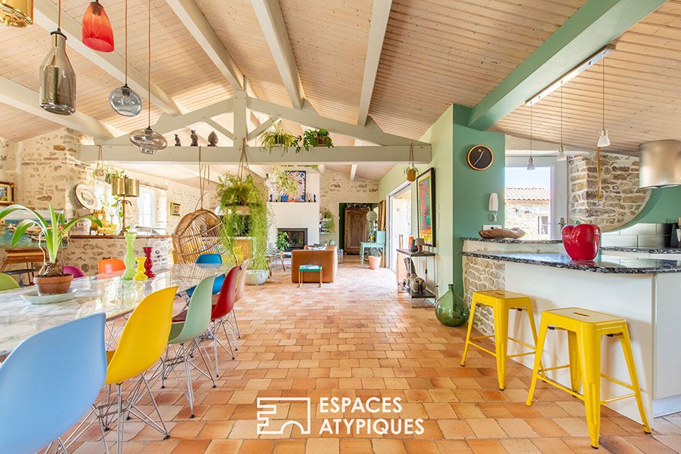 Maison de campagne meublée dans un style éclectique français avec des touches de pop art