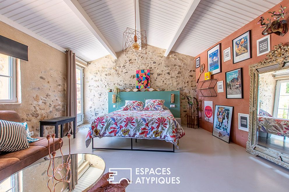 Maison de campagne meublée dans un style éclectique français et pop art