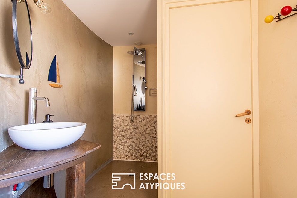 Maison de campagne meublée dans un style éclectique français et pop art