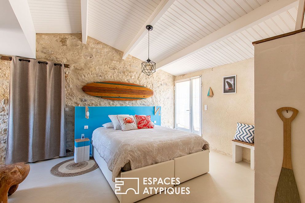 Maison de campagne meublée dans un style éclectique français et pop art