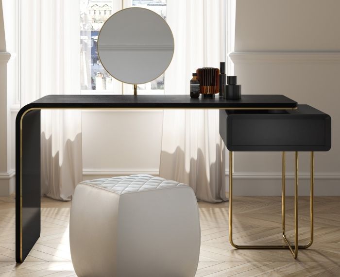 Coin maquillage avec coiffeuse Brighton, placée devant une fenêtre pour optimiser la lumière naturelle.