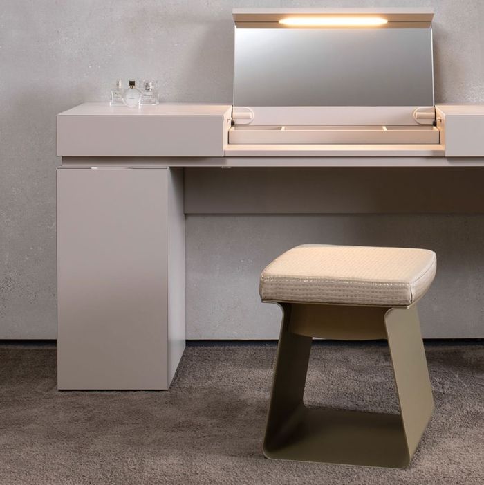 Tabouret pouf Clio-Gea avec structure en métal et traîneau fermé, combiné avec la coiffeuse Nebula