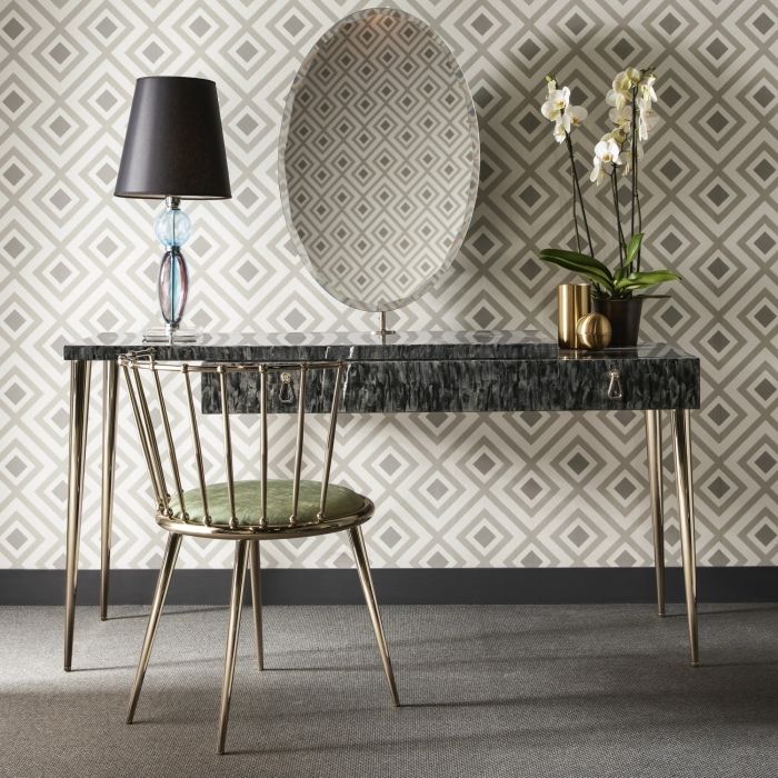 Elégante chaise en métal avec dossier à tige Aurora, assortie au meuble-lavabo City