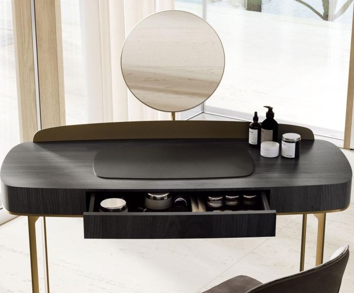 Détail du tiroir et du plan de travail avec coussin en cuir du meuble sous-lavabo Wellswood