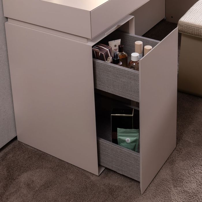 Panier latéral avec deux compartiments verticaux de la coiffeuse Nebula