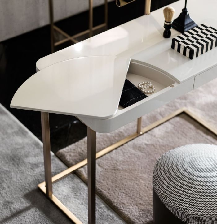 Détail du compartiment de rangement coulissant de la table de maquillage moderne Circe