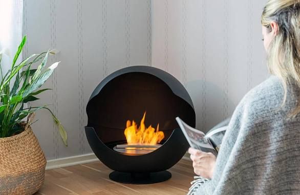 Une cheminée à gaz au design moderne.