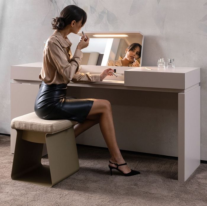 Coin maquillage moderne équipé d'un meuble sous-lavabo avec tiroirs et compartiment maquillage Nebula