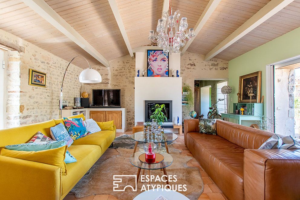 Maison de campagne meublée dans un style éclectique français avec des touches de pop art