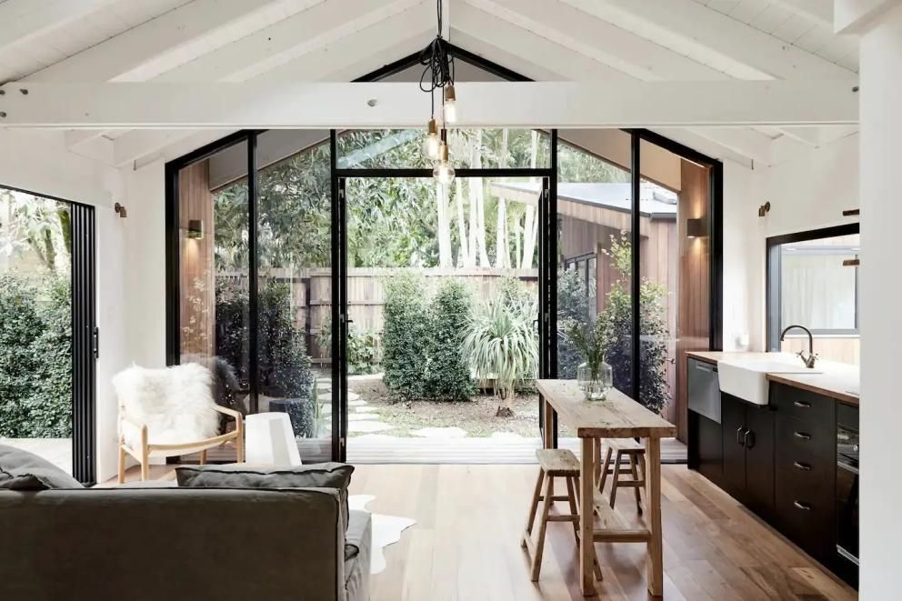 Maison de vacances moderne : idées et solutions en quelques mètres carrés