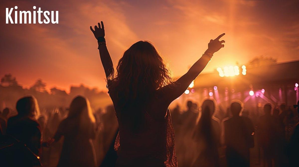 Ambiance enflammée au festival, où la musique unit les âmes sous un ciel crépusculaire.