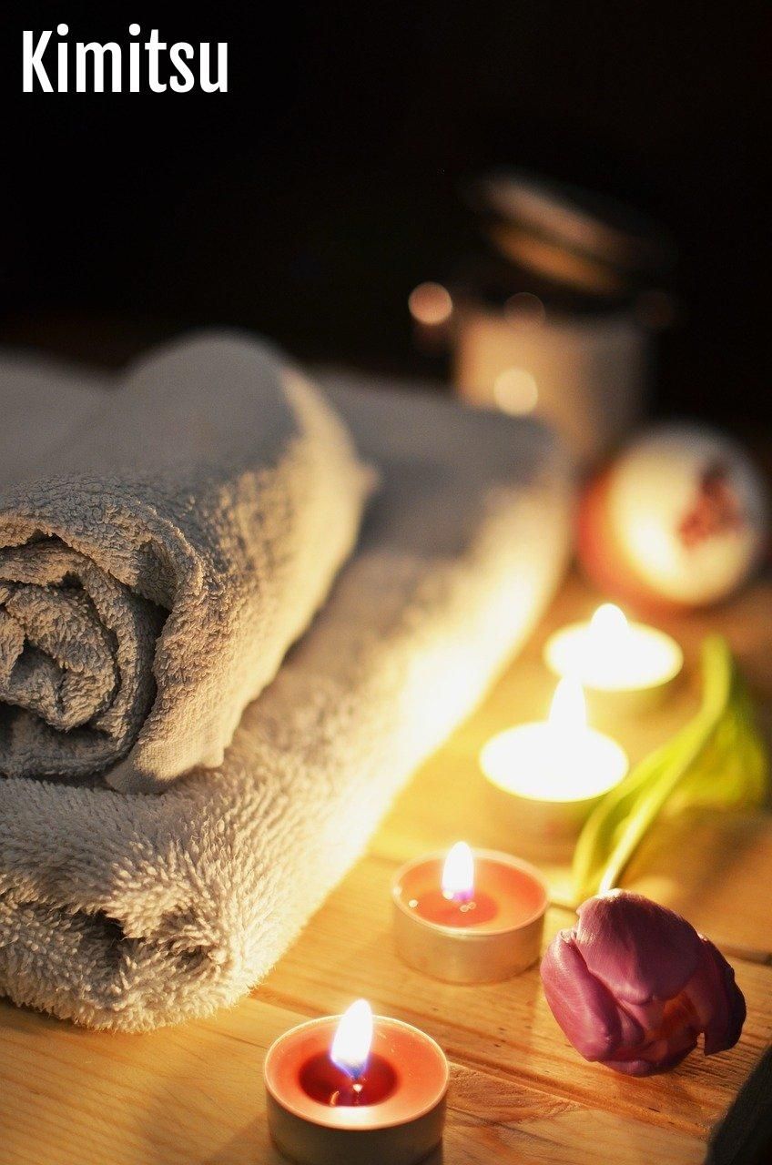 Ambiance relaxante: bougies et serviettes, clé d'un massage optimal pour la circulation.