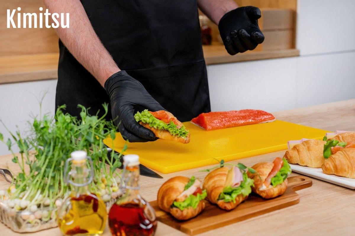 Assemblage précis pour un pan bagnat revisité : fraîcheur et ingrédients de qualité.