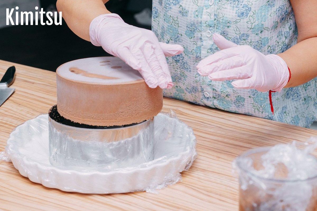 Assemblage précis pour une tarte tropézienne parfaite : l'art de la pâtisserie maîtrisé.