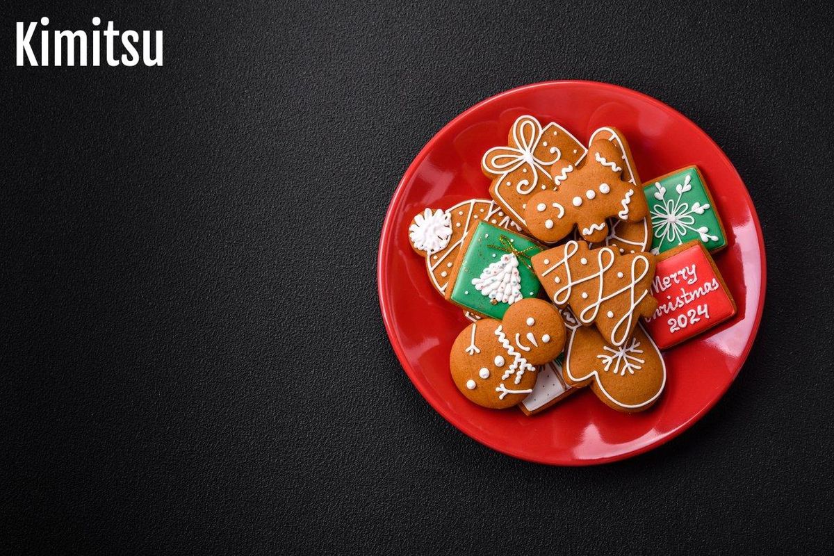 Assortiment coloré de biscuits de Noël variés, dont sablés décorés et croissants de lune festifs.