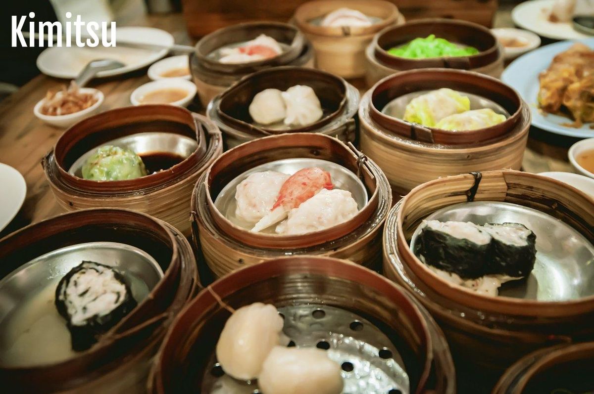 Assortiment de dim sum, délices emblématiques de la cuisine chinoise, à savourer entre amis.