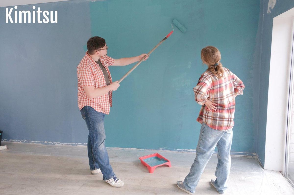 Atelier de peinture domestique avec rouleaux et pinceaux pour préparer un mur avant la pose.