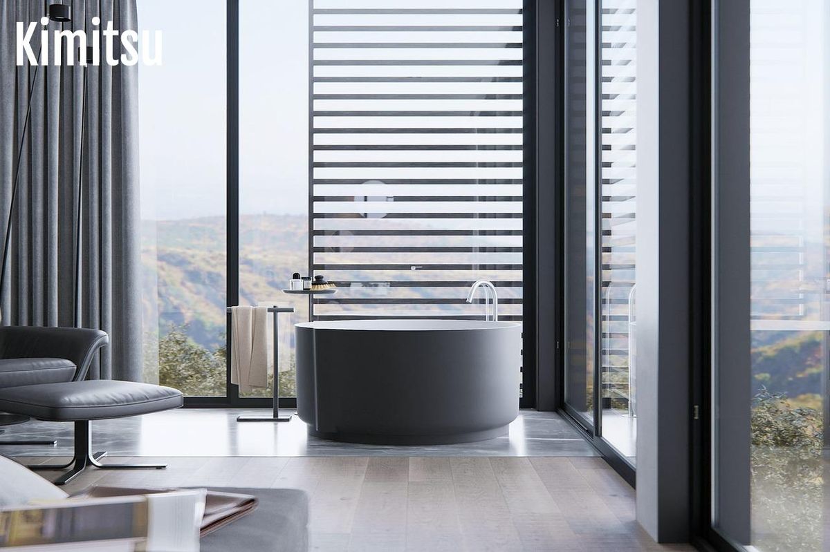 Baignoire contemporaine baignée de lumière, idéale pour intégrer l'élégance Art Déco.