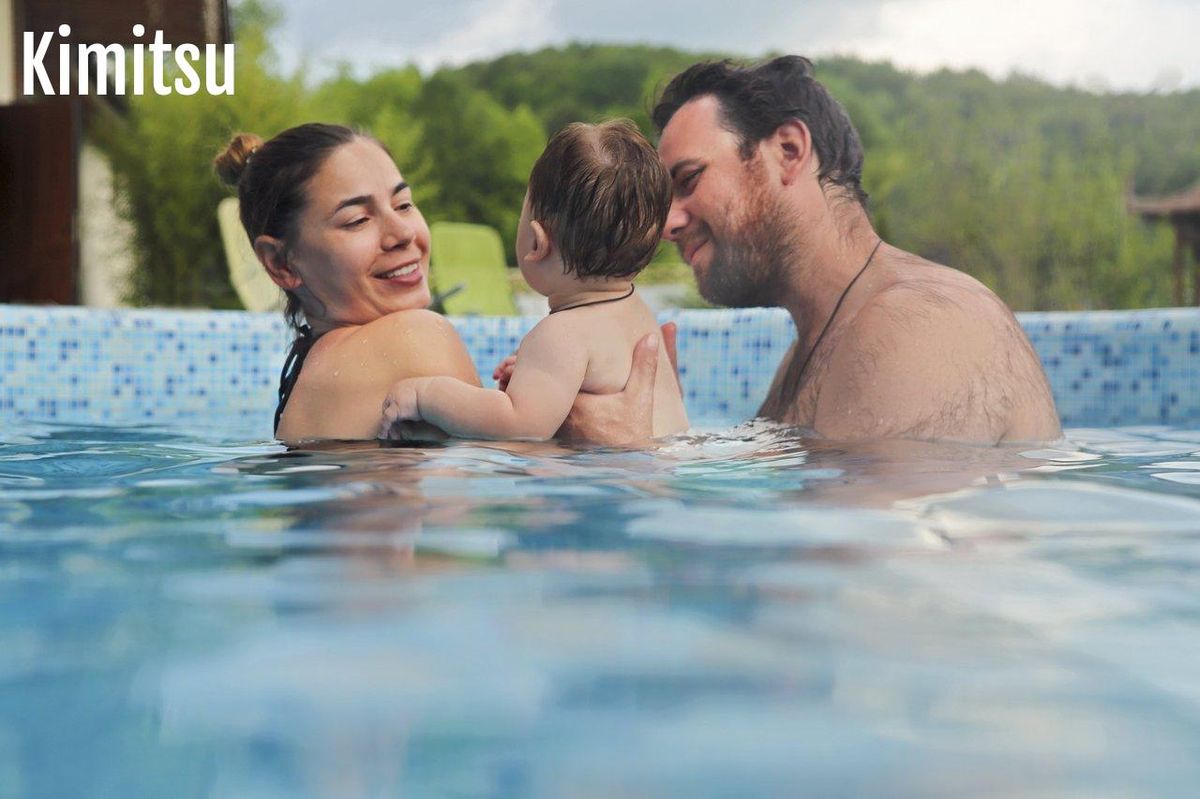Bébé nageur avec parent dans une piscine chauffée, ambiance ludique et sécurisée pour une première séance réussie.