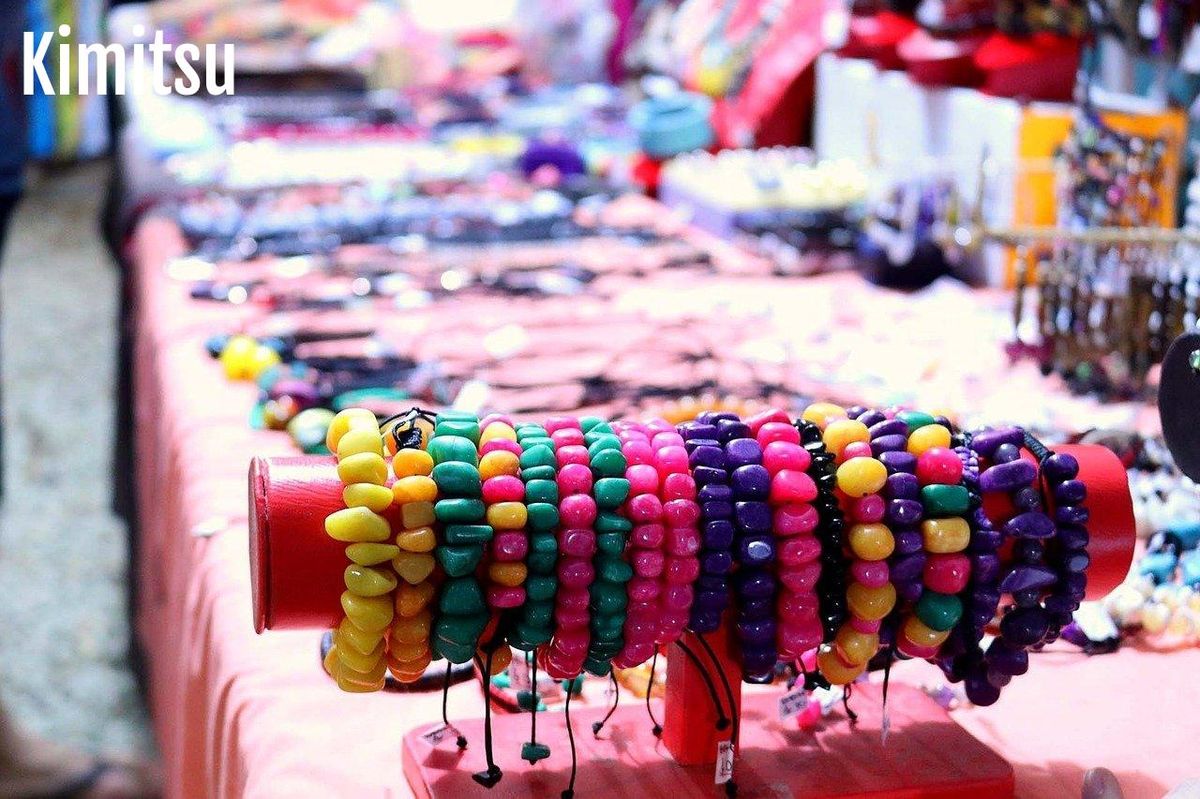 Bijoux colorés, reflets des cultures d'Asie du Sud-Est, tissent des liens authentiques.