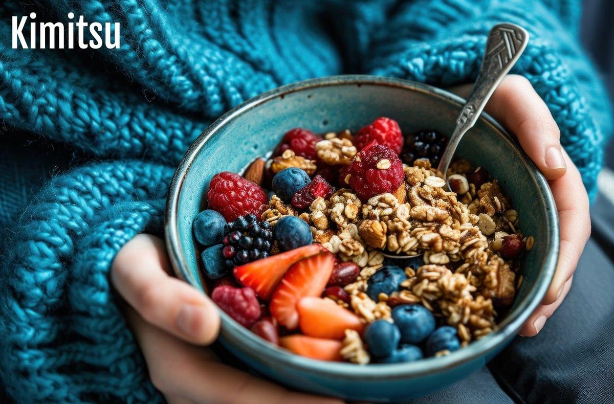 Bol de baies et granola : savourez chaque bouchée en pleine conscience pour un apaisement quotidien.
