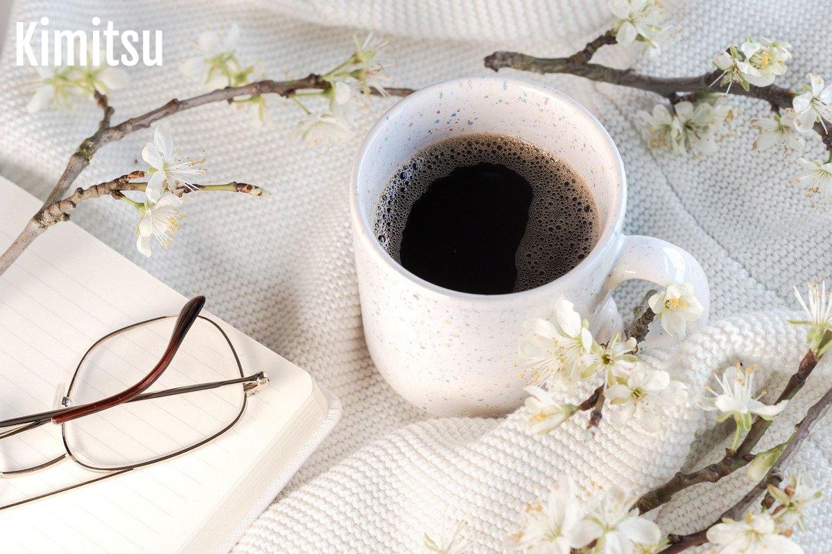 Calme matinal : café, journal et fleurs, moments de gratitude pour bien démarrer la journée.