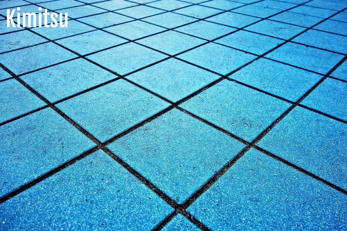 Carreaux géométriques bleus : une touche Art Déco pour sublimer votre salle de bains.