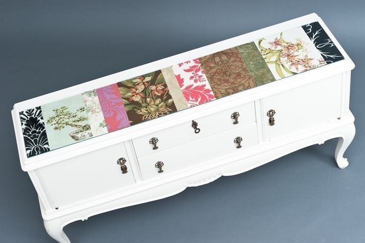 Meubles en papier adhésif