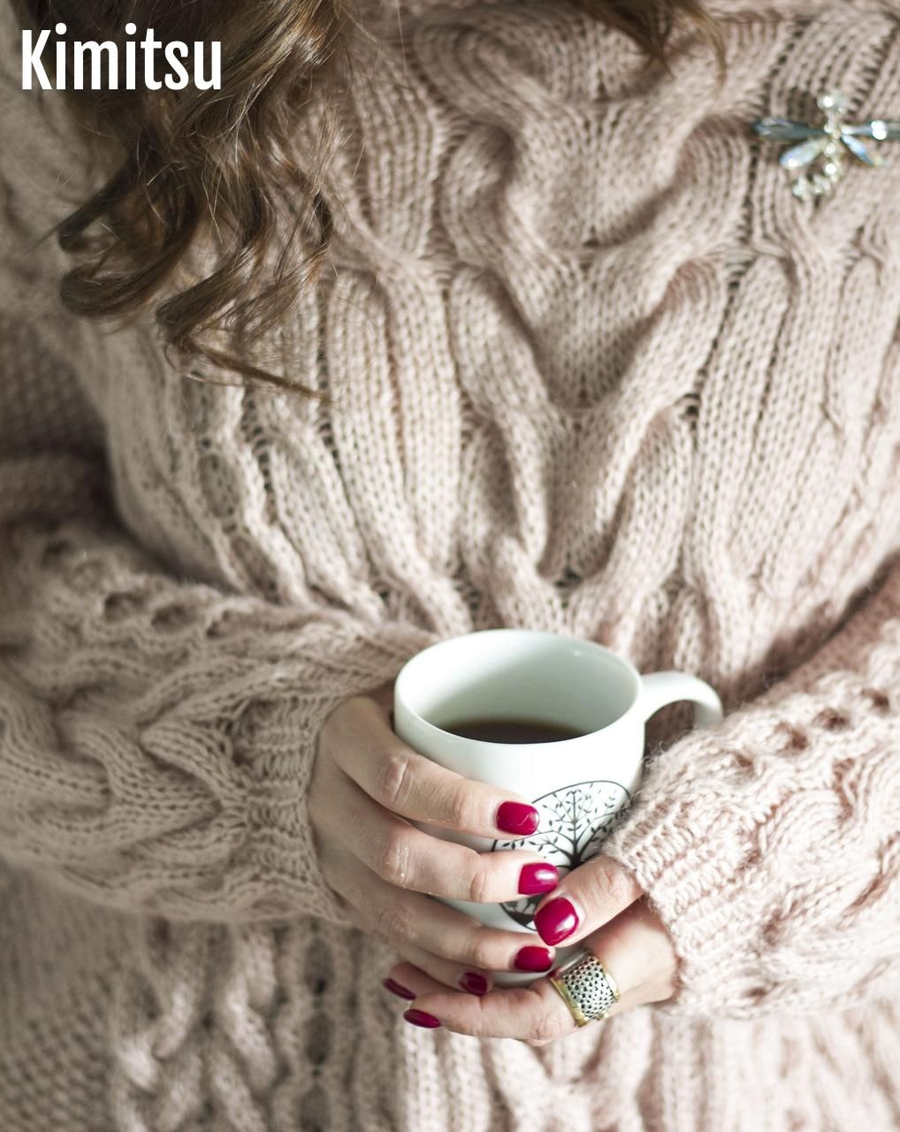 Chaleur d'un pull en laine et thé fumant, idéal pour une soirée cinéma cosy à la maison.
