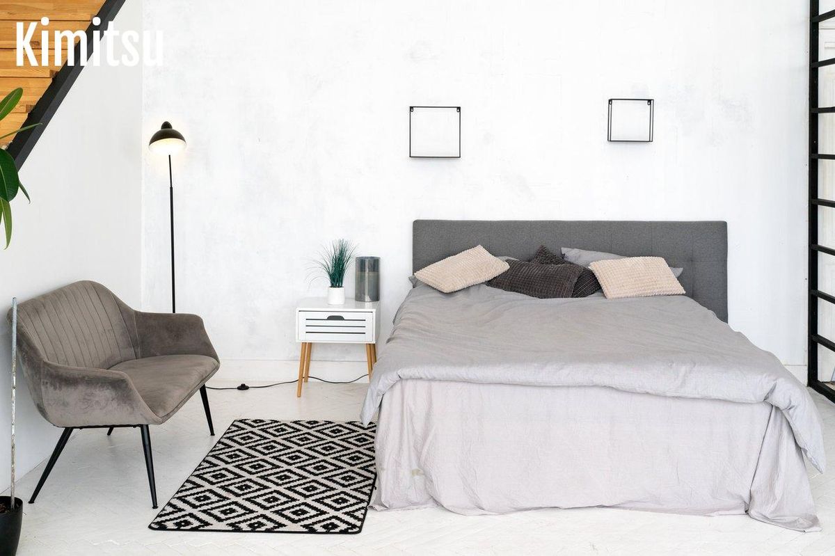 Chambre minimaliste: épurée avec tons neutres et motifs subtils pour un espace apaisant.
