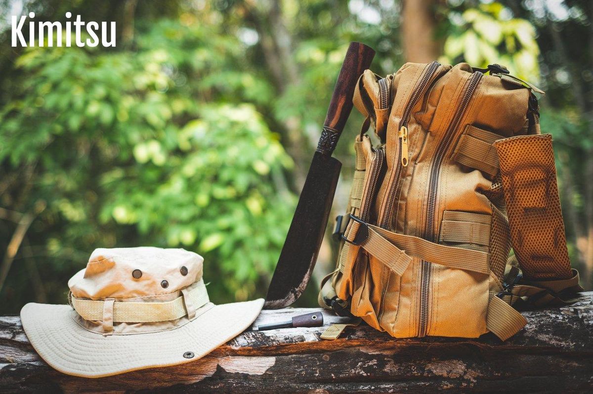 Chapeau, sac et machette : prêt pour un safari. Équipement clé pour l'aventure africaine.